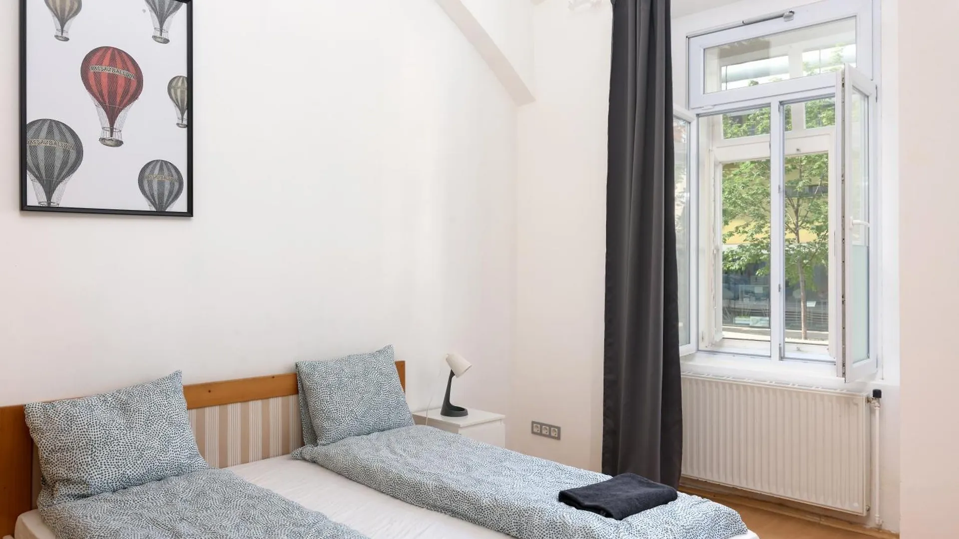 Cozy 1Bd Apartment In Historic Central Vienna Building