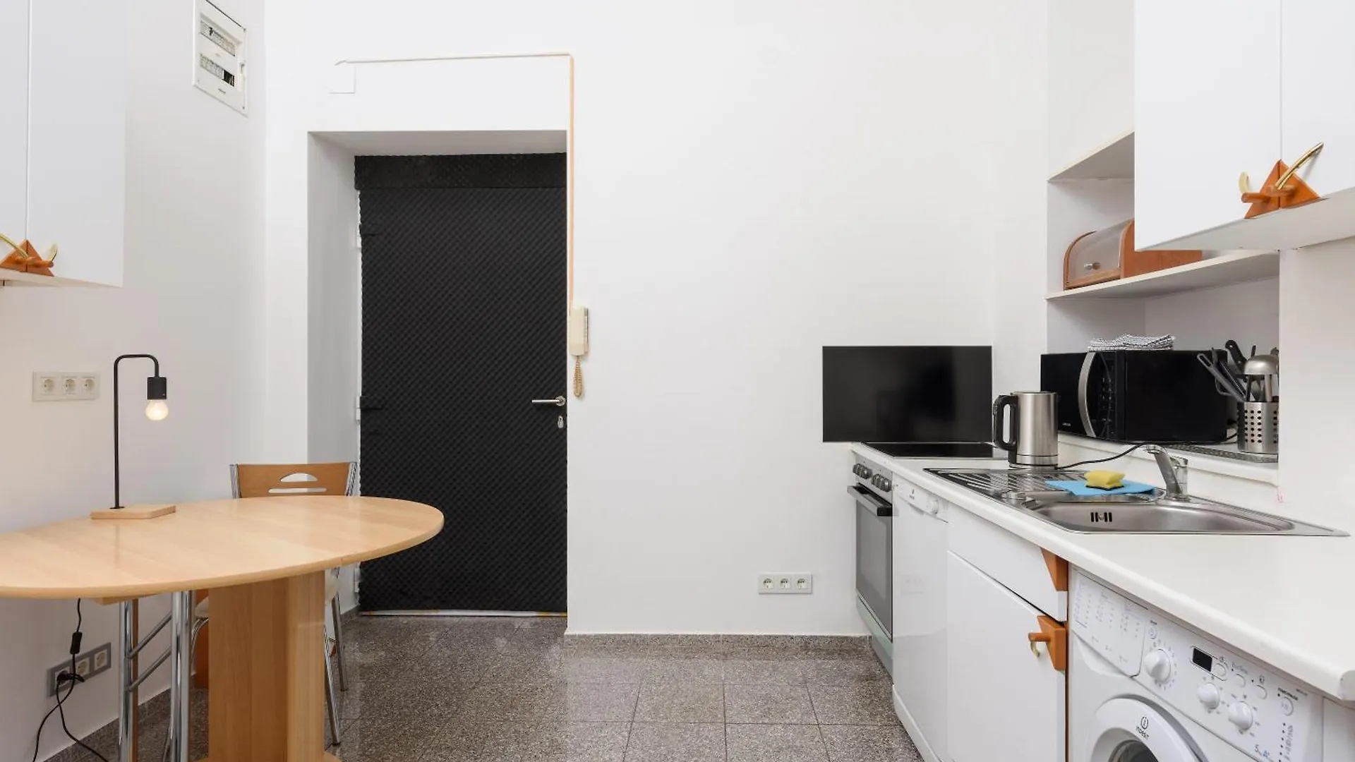 Cozy 1Bd Apartment In Historic Central Vienna Building