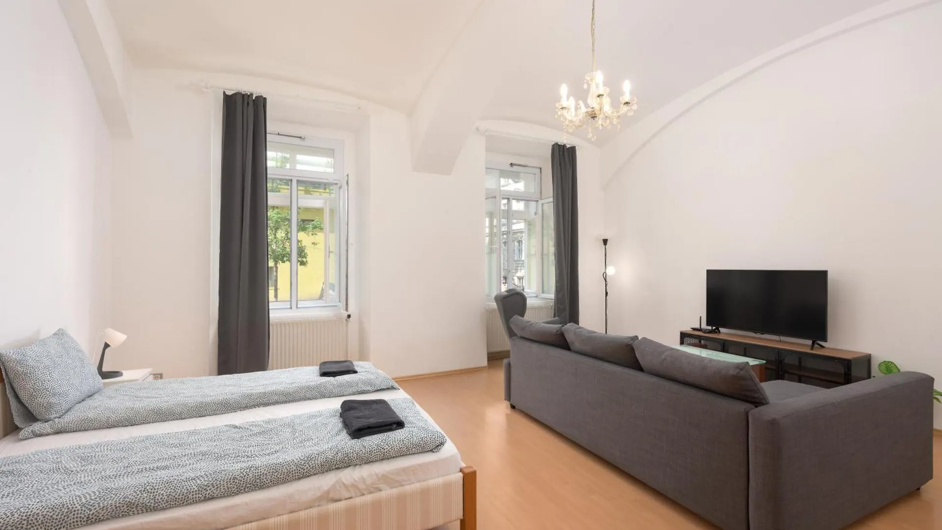 Cozy 1Bd Apartment In Historic Central Vienna Building
