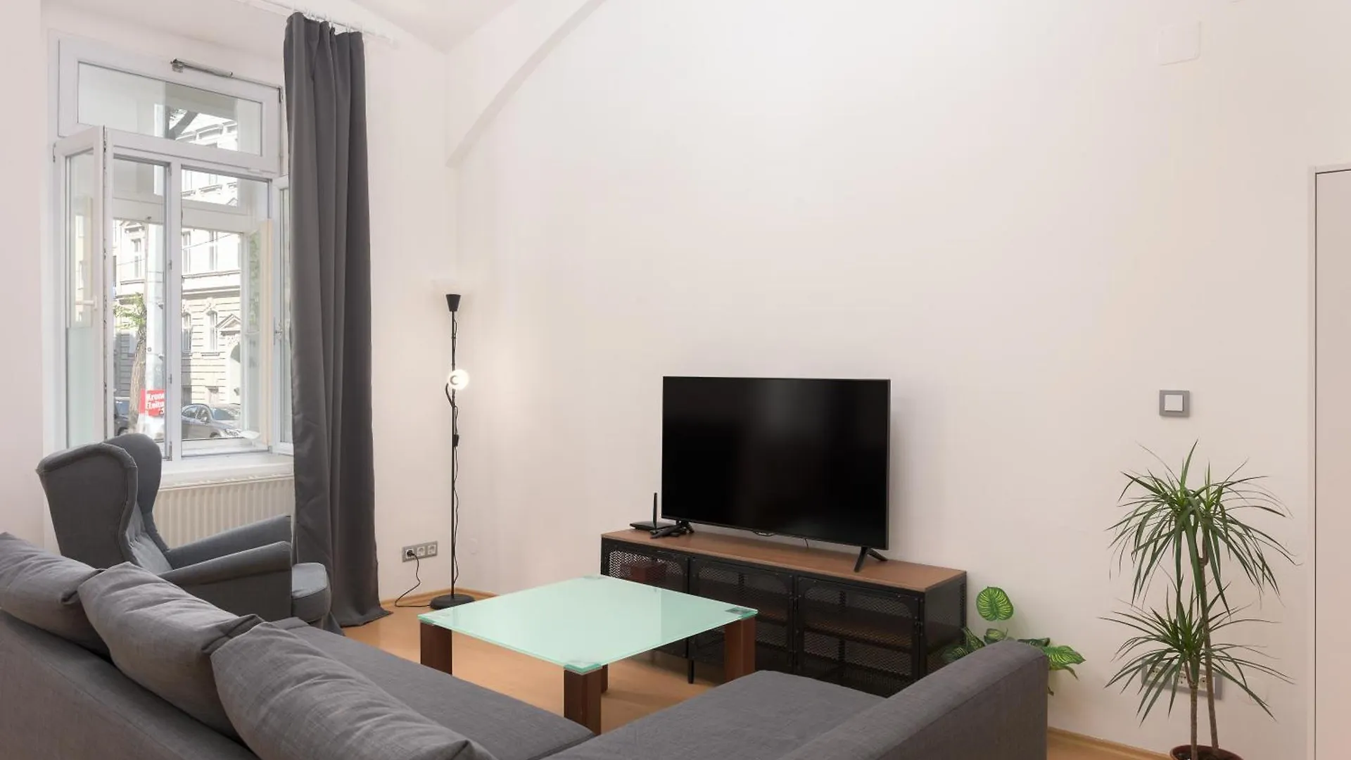 Cozy 1Bd Apartment In Historic Central Vienna Building Austria
